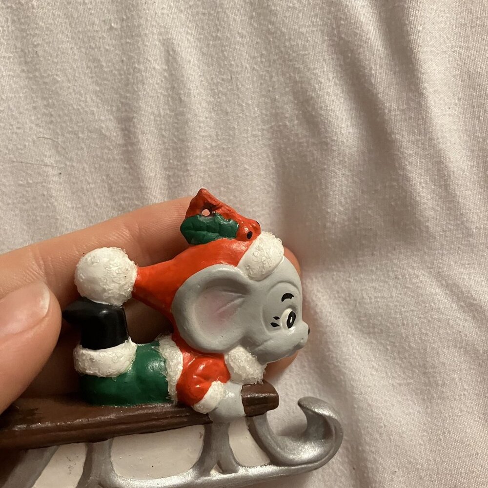 Vintage Ceramic Gray Mouse On Sled Red Green Holly Christmas‎ Holiday Winter - Picture 6 of 7